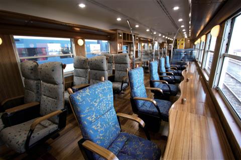 「指宿のたまて箱」車内　写真提供：JR九州